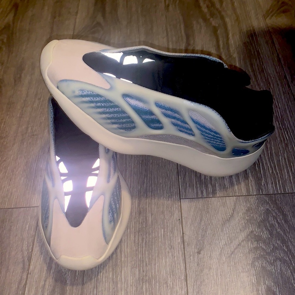 Yeezy 700 V3 "Kyanite" sneakers
